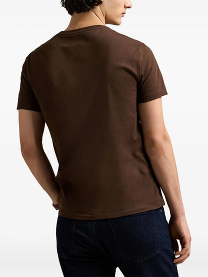 camiseta com logotipo bordado