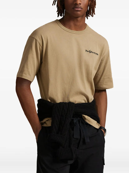 camiseta com logotipo bordado