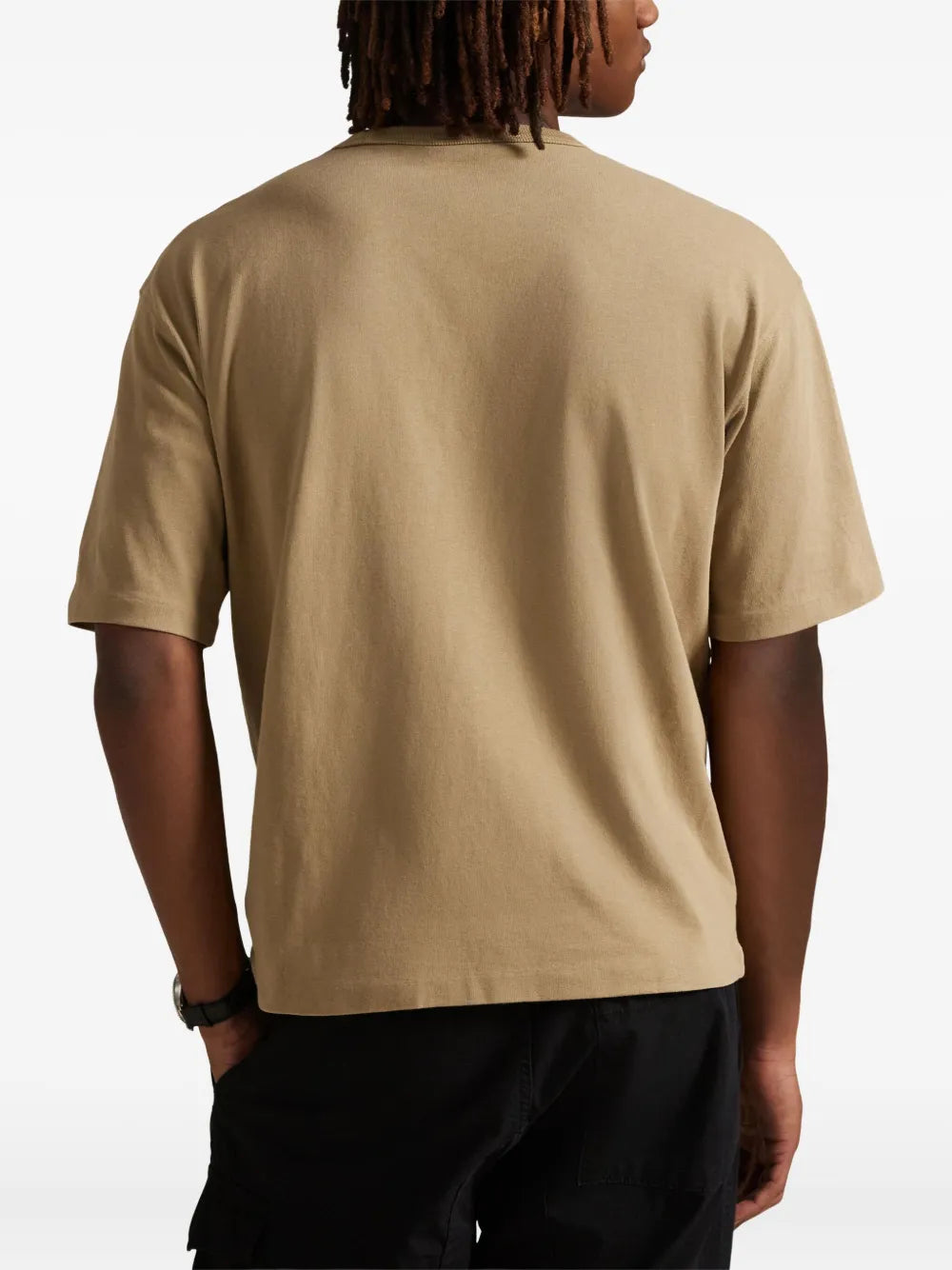 camiseta com logotipo bordado