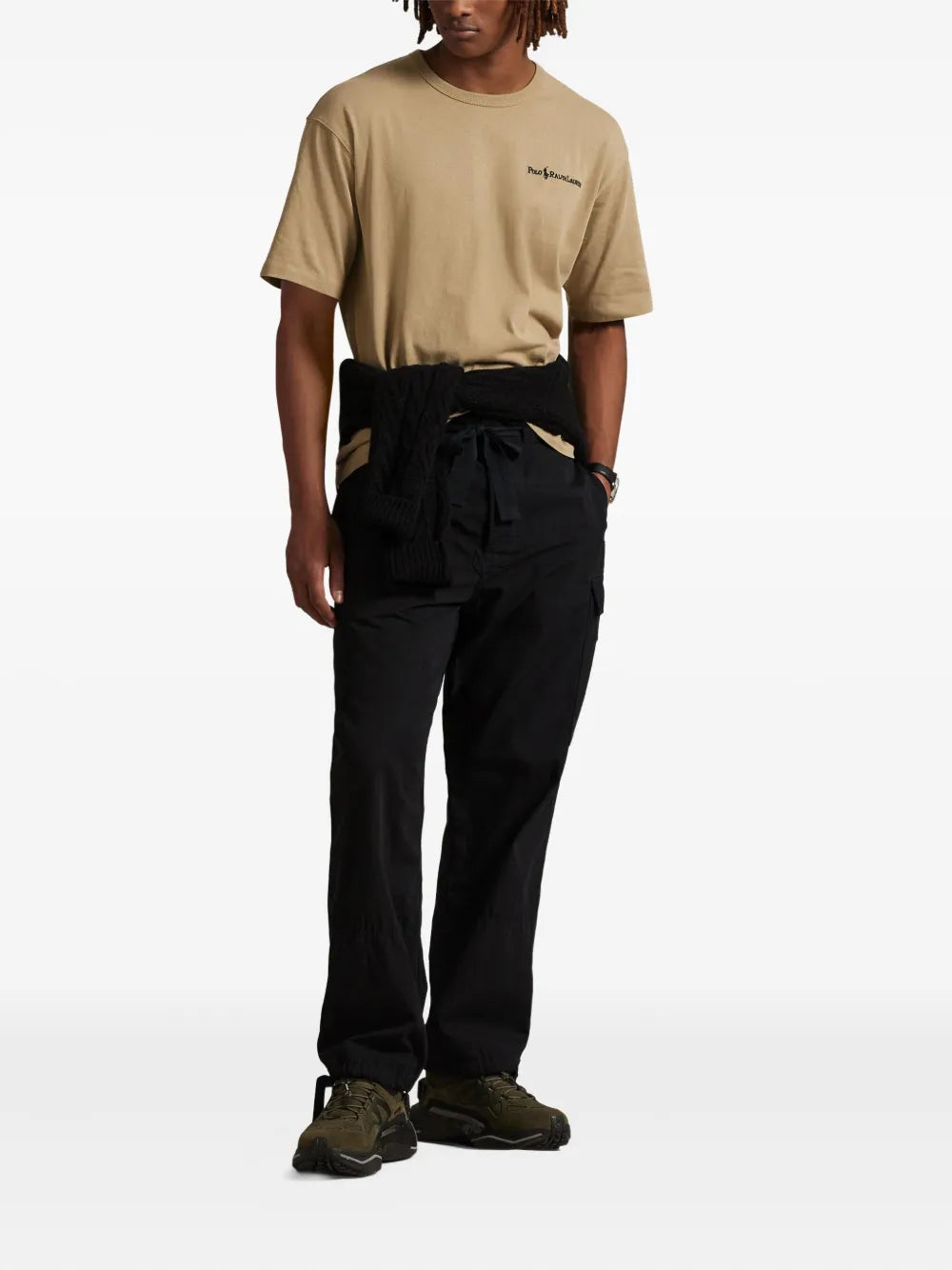 camiseta com logotipo bordado