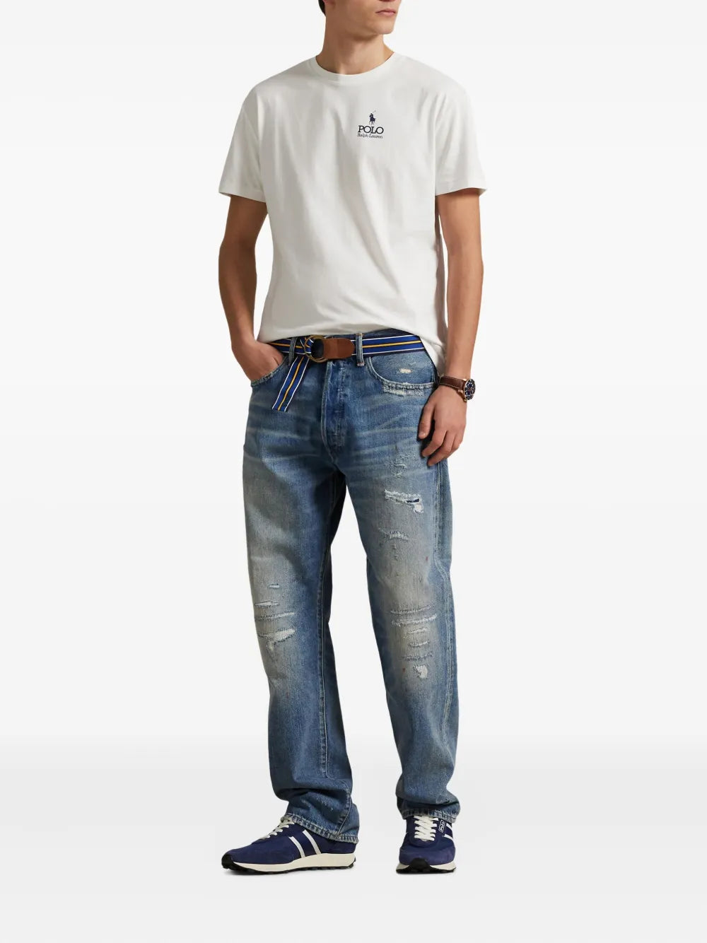 camiseta com logotipo bordado
