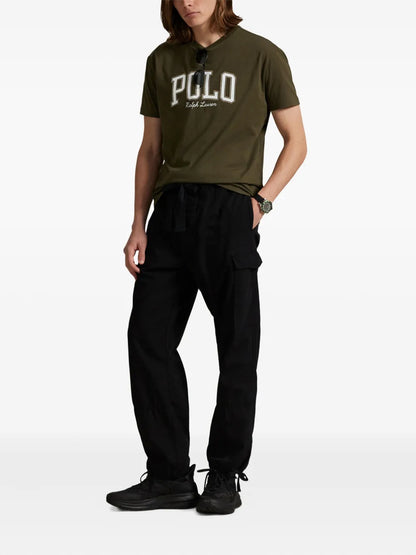 camiseta com estampa de logotipo