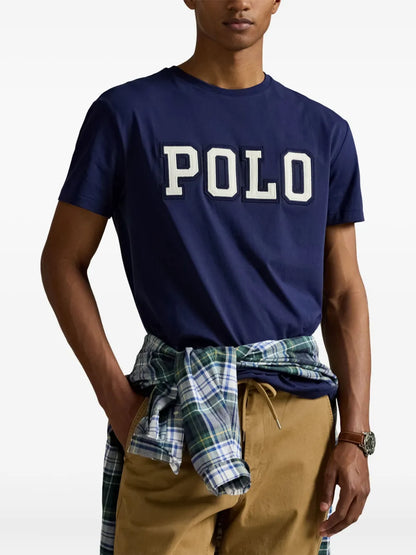 camiseta com estampa de logotipo