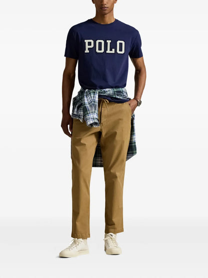 camiseta com estampa de logotipo